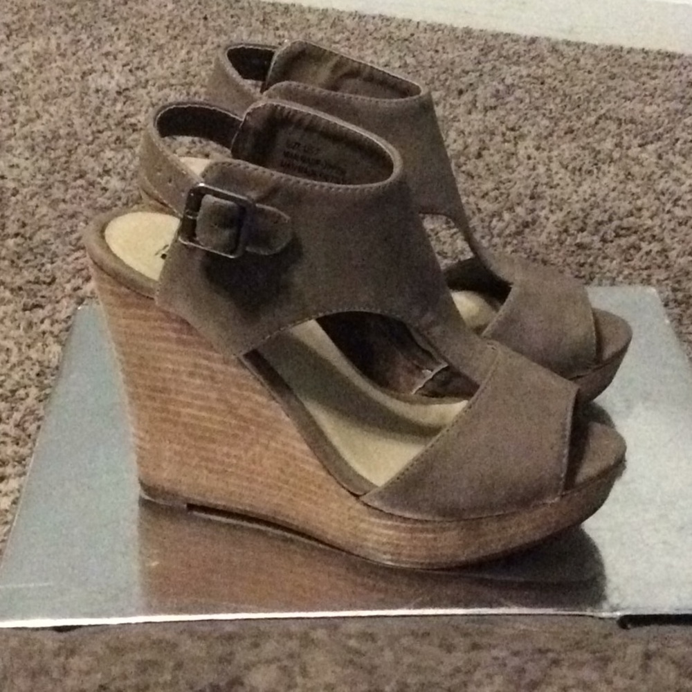 London Rag Taupe Wedges